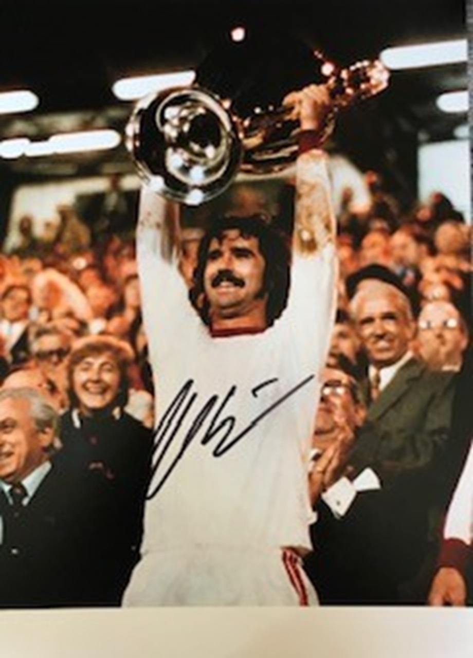 Gerd Müller - Der bomber lyfter bucklan
